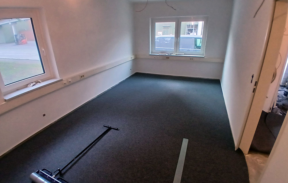 Gewerbebüro mit neuem Nadelfilz-Boden nach Abschluss der Arbeiten